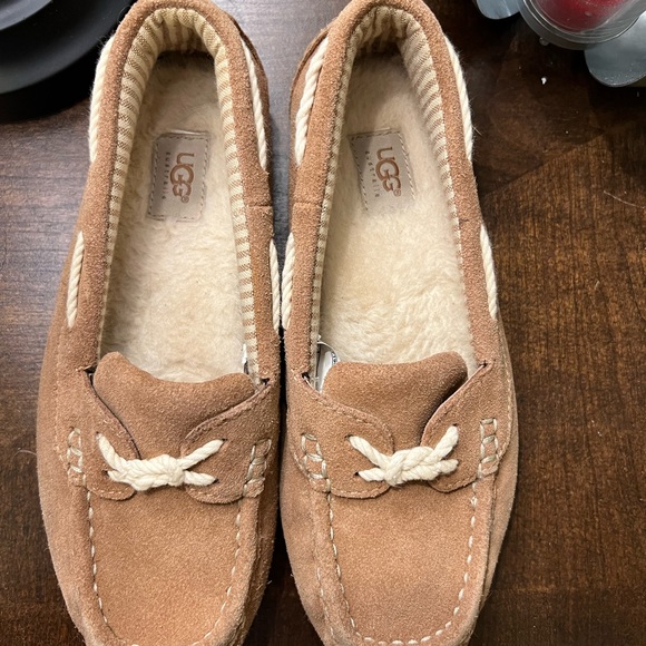 UGG Moccasin - Picture 1 of 5